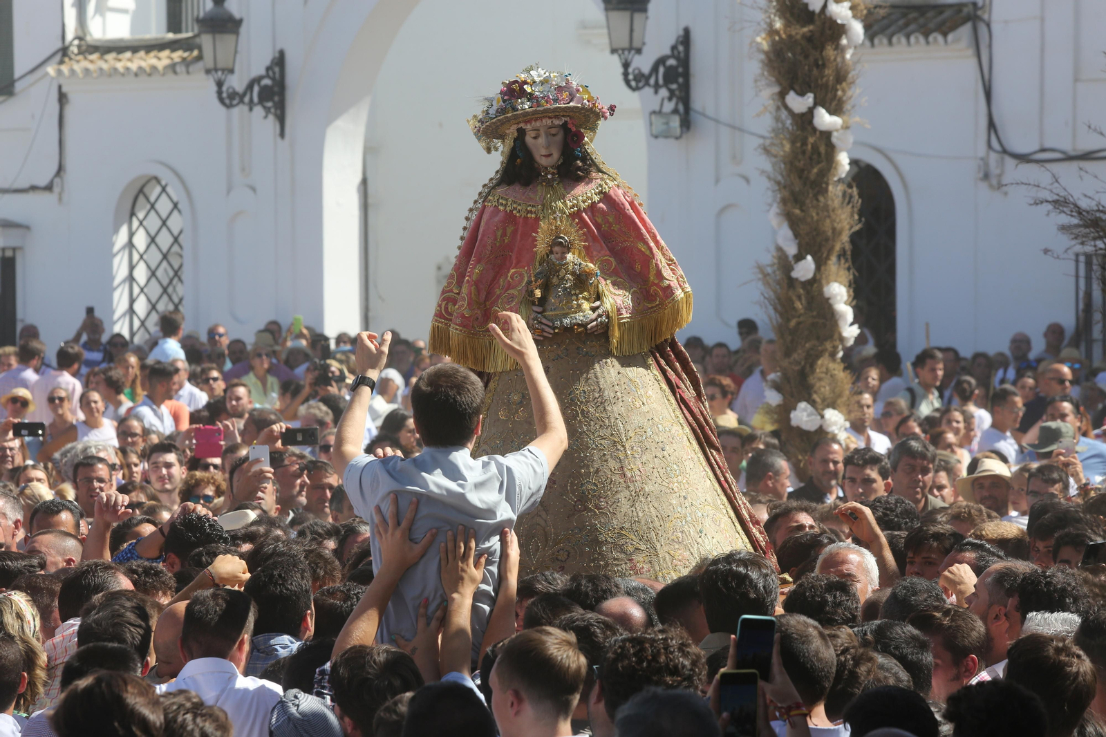 Imágenes de la Venida de la Virgen del Rocío por las calles de la aldea 2019
