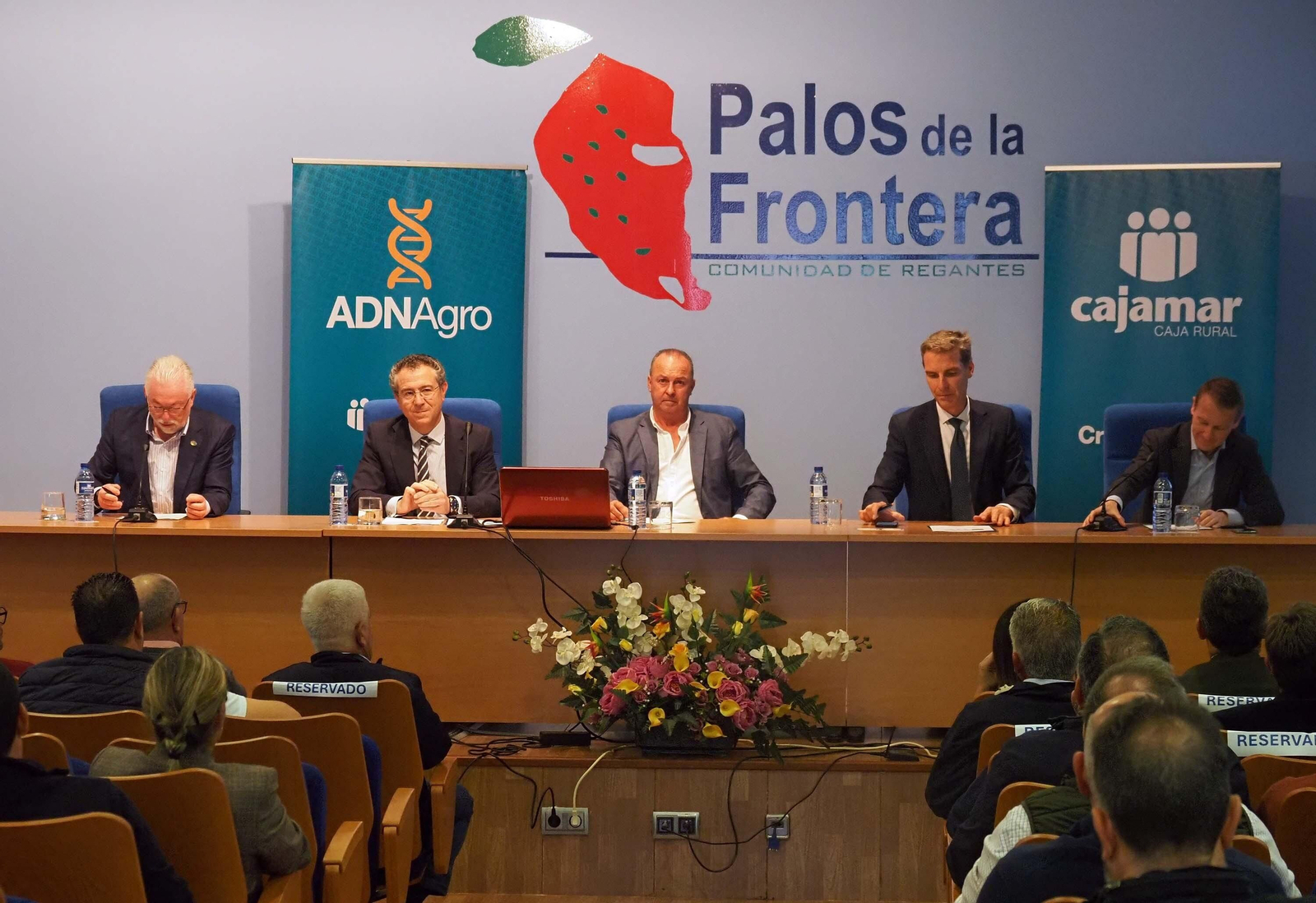 Las mejores fotografías del acto de presentación en Palos del libro de Cajamar sobre el futuro del regadío