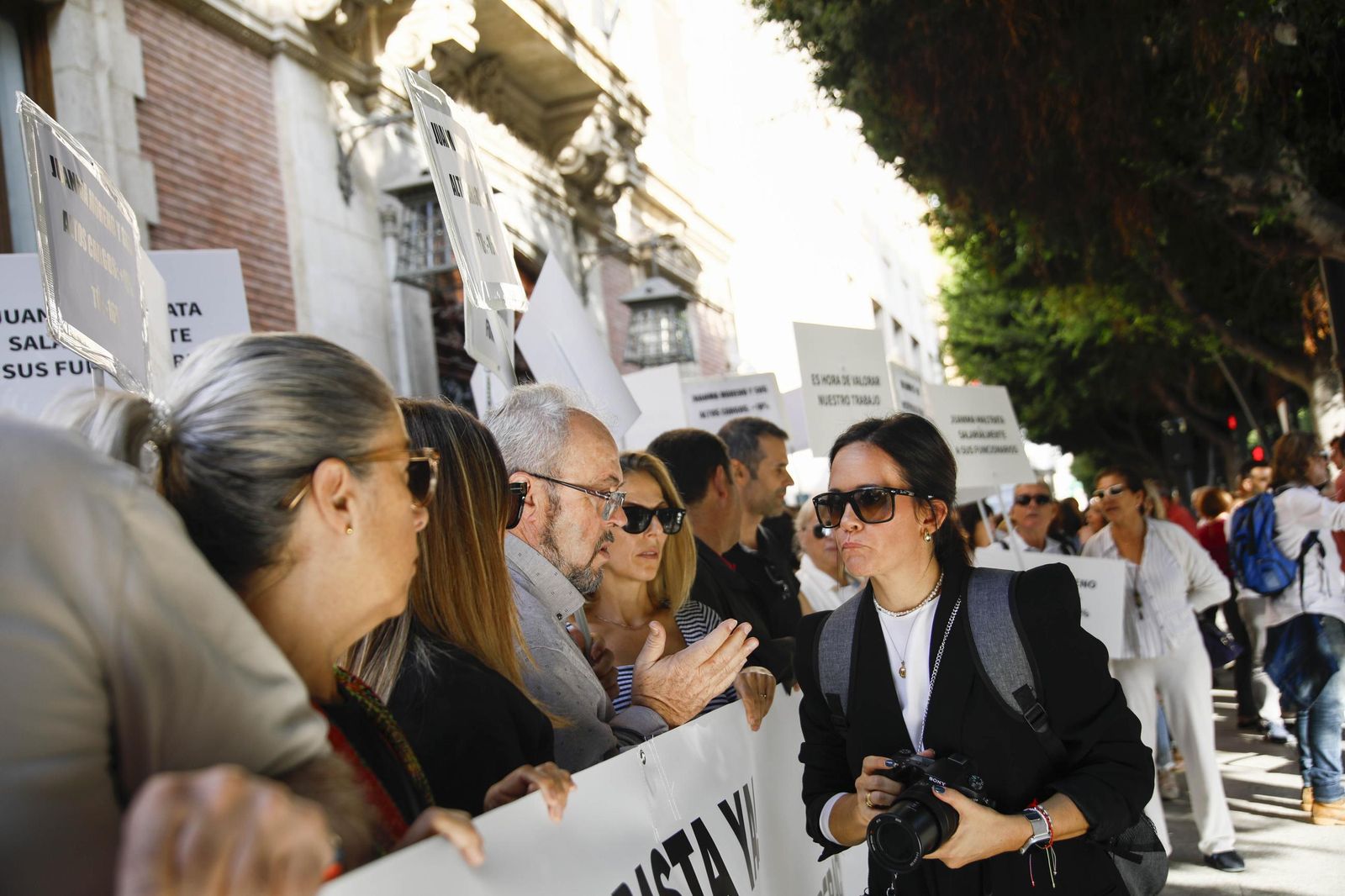 Las imágenes de la concentra para reclamar mejoras laborales para el personal funcionario de la Junta de Andalucía en Almería