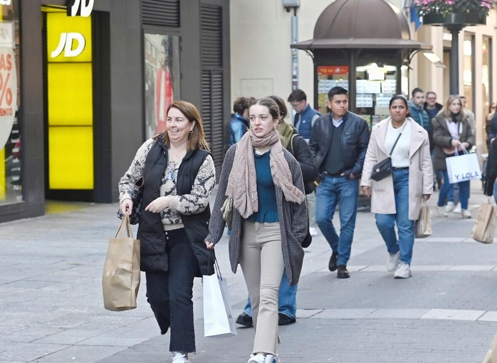 Las cordobeses se echan a la calle el primer día de las rebajas de invierno, en imágenes