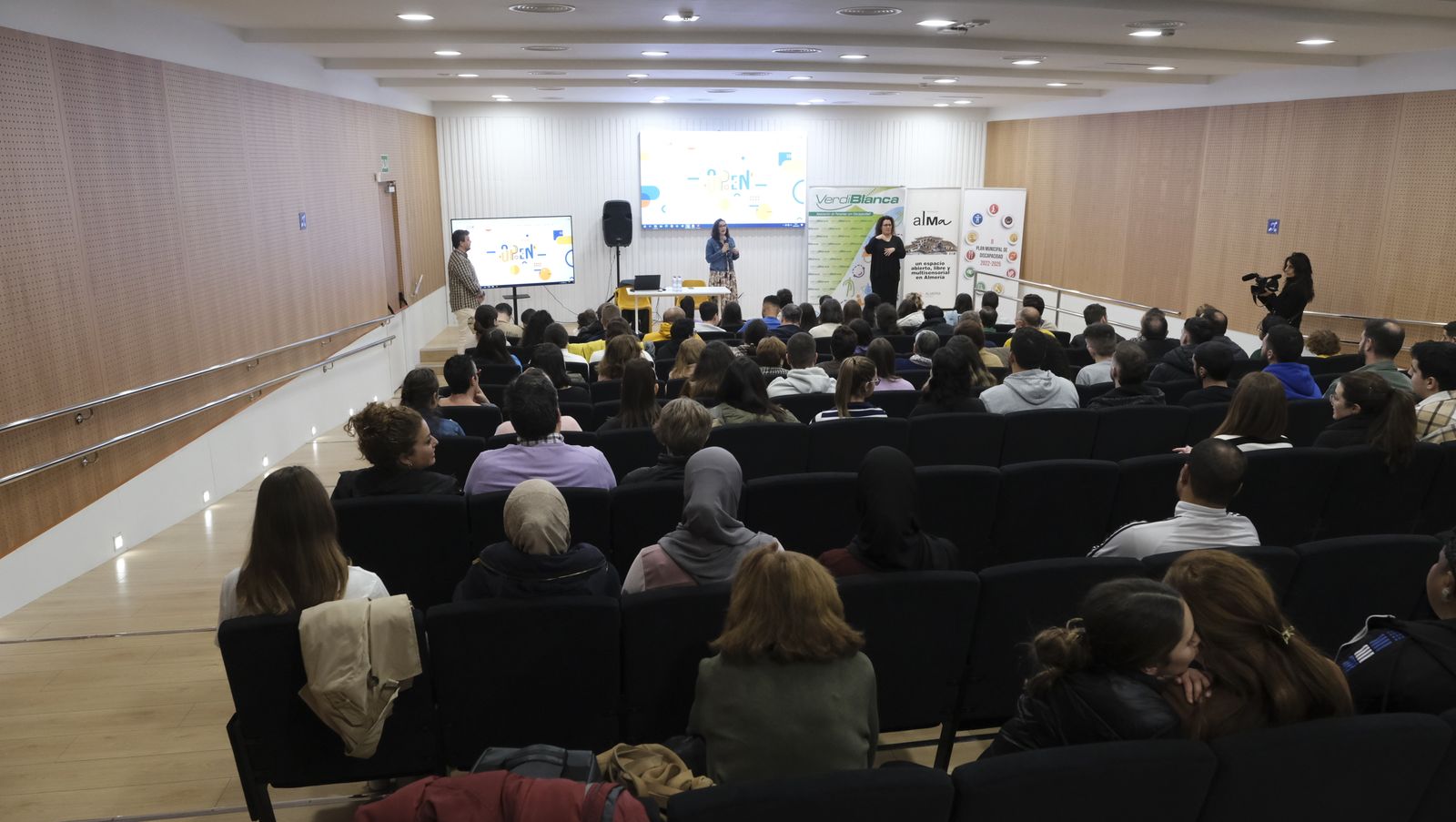 Imágenes de los talleres de inserción laboral de Verdiblanca en el Espacio Alma