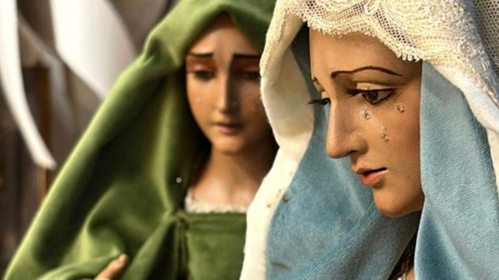 La réplica de María Santísima de la Victoria Coronada junto a Nuestra de Señora de la Esperanza Coronada La réplica de María Santísima de la Victoria Coronada junto a Nuestra de Señora de la Esperanza Coronada