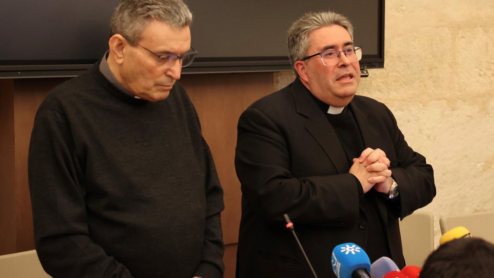 Rezo de un padrenuestro al inicio de la rueda de prensa.