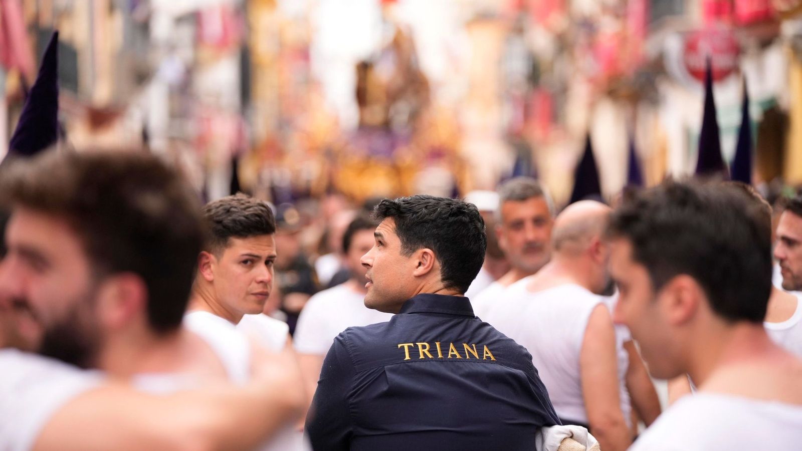 El periodista José Antonio Rodríguez, de espaldas y con una camisa azul, como costalero de la hermandad de la Esperanza de Triana.