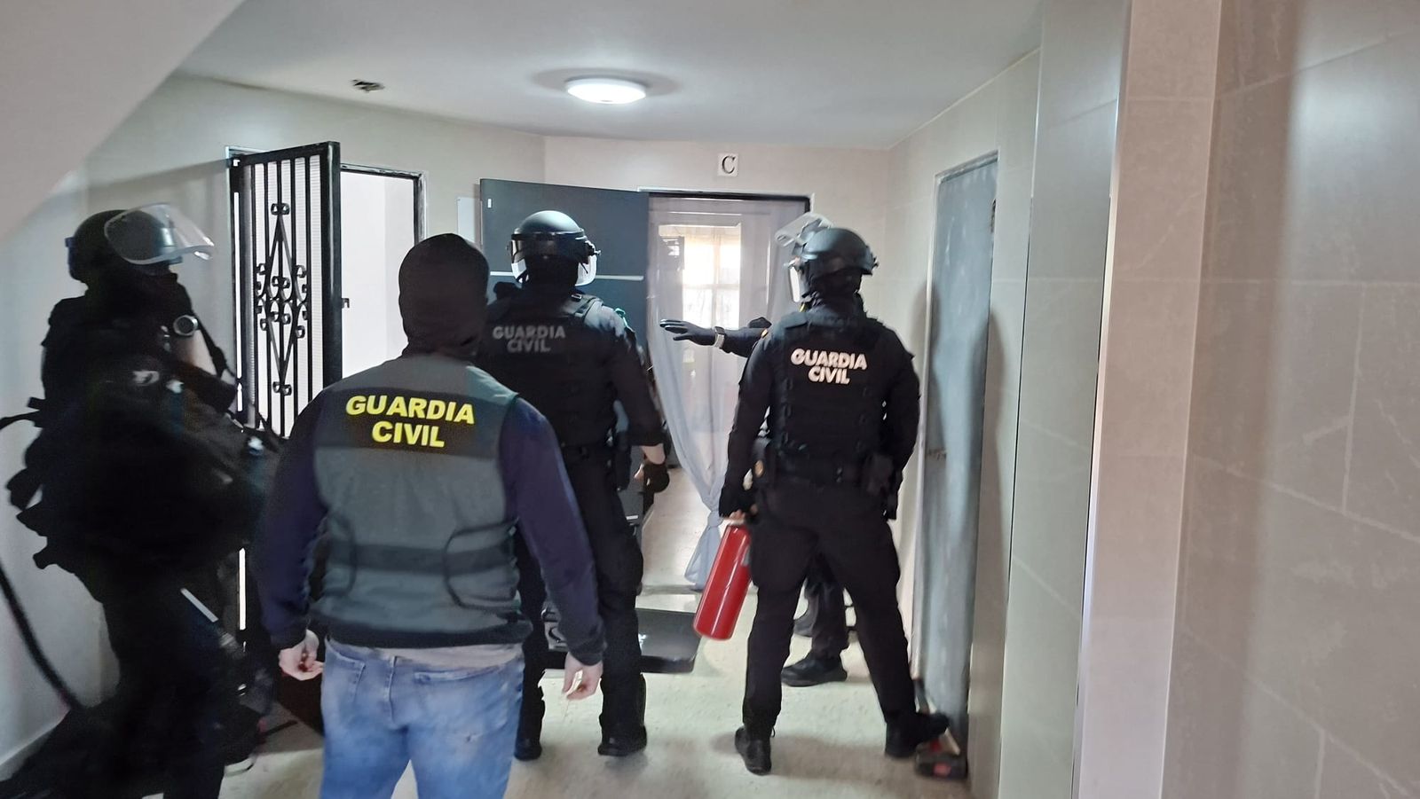 Momento en que la Guardia Civil entra en la vivienda donde se preparaba la droga.