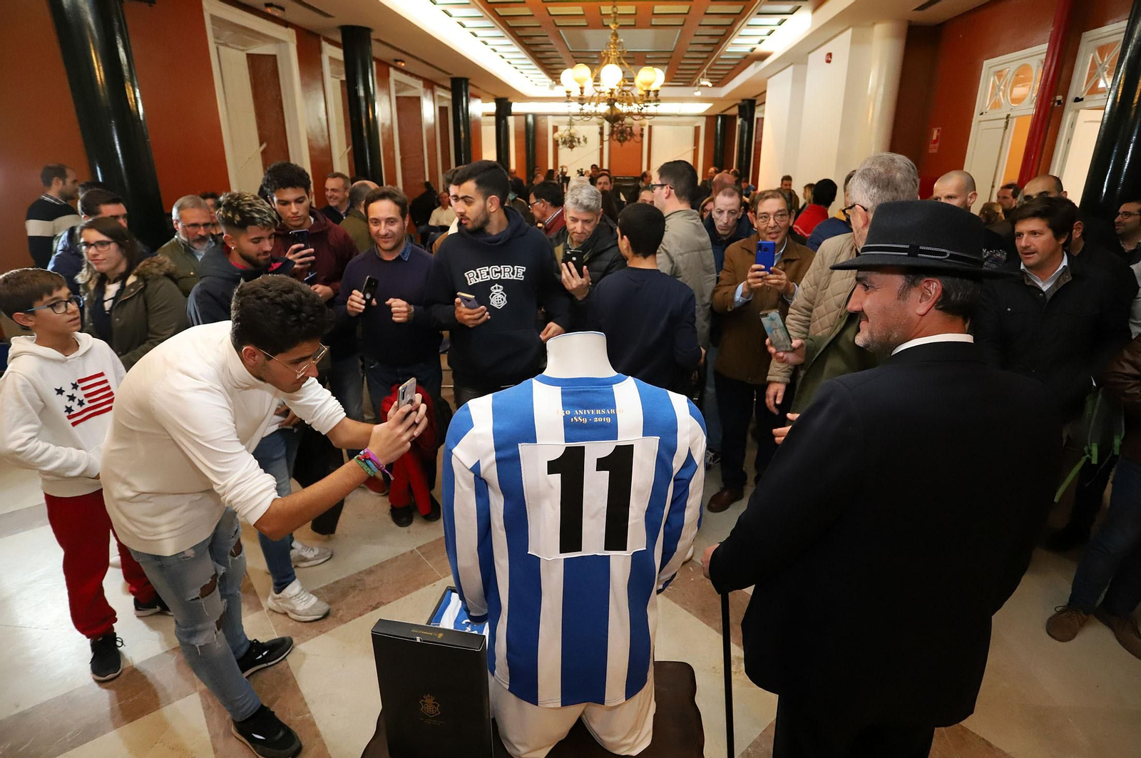 Imágenes de la camiseta del 130 aniversario del Recreativo de Huelva