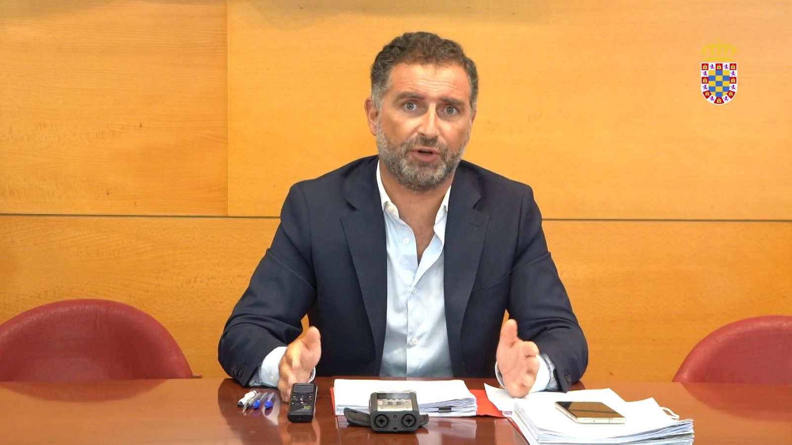 Gustavo Cuéllar, alcalde de Moguer, en una declaración en el salón de plenos del Ayuntamiento.