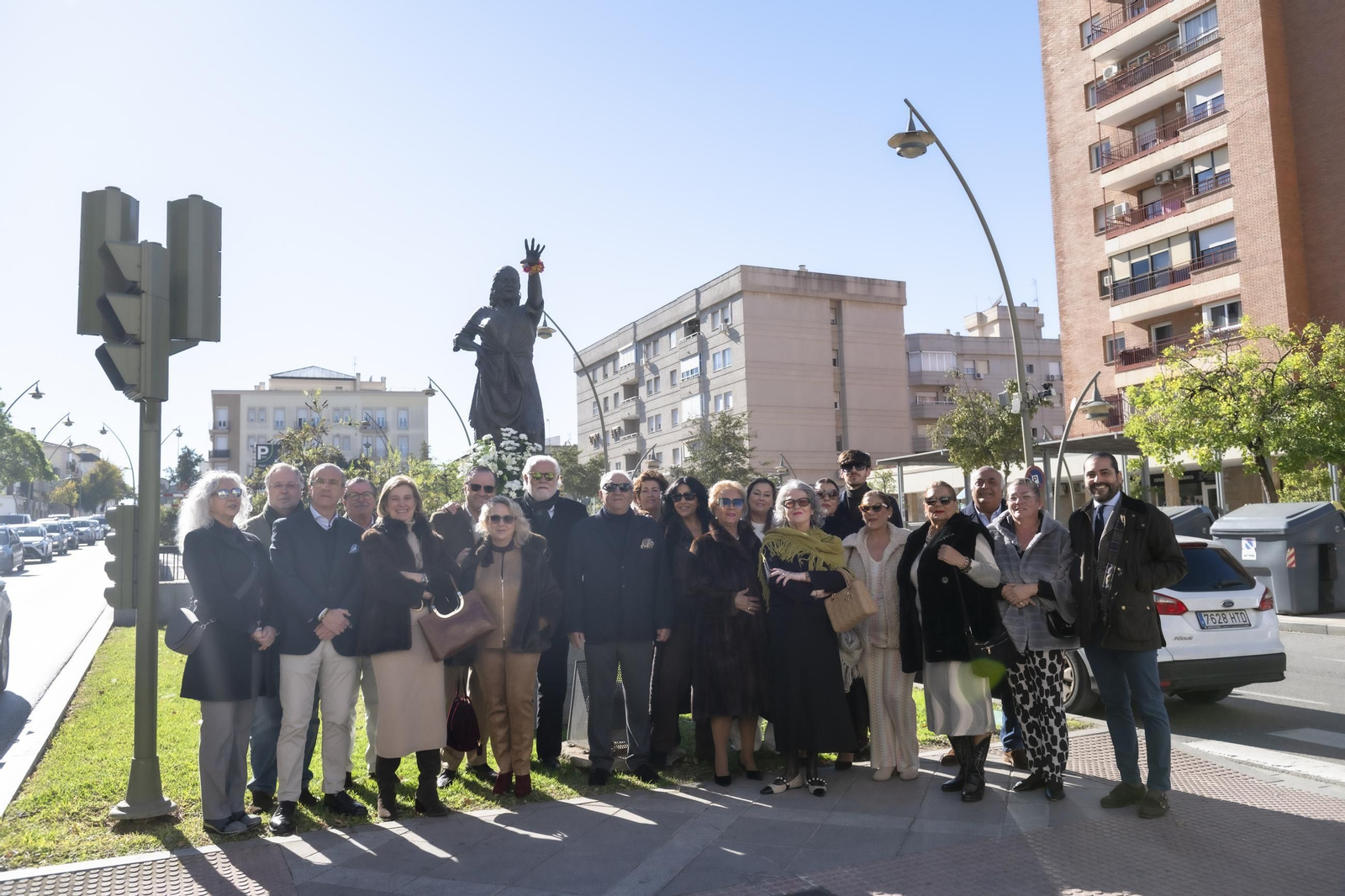 Homenaje a la artista jerezana Manuela Méndez 'La Chati' ante el monumento erigido a la artista en la Plaza de Madre de Dios.