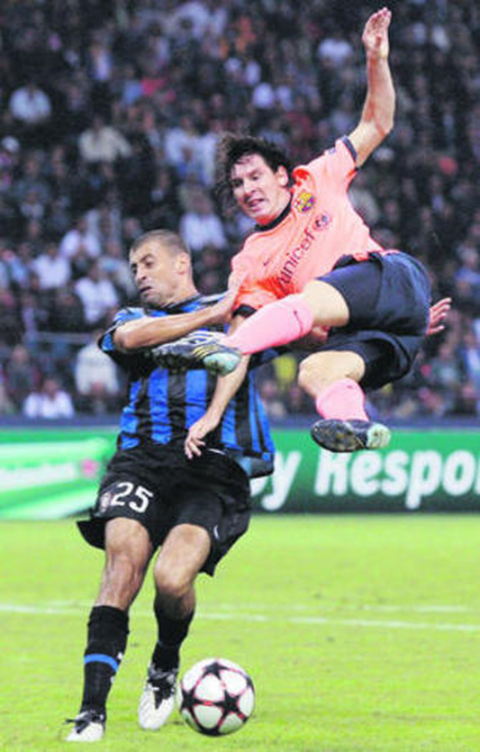 Messi falla en el remate delante de Samuel.