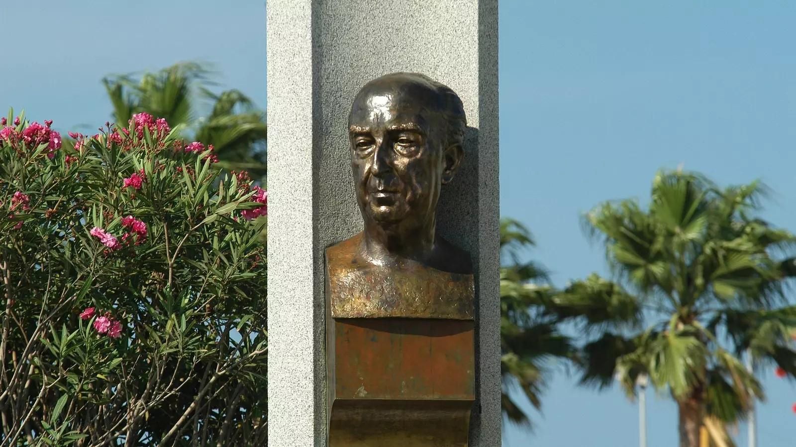 Busto del alcalde Carranza colocado en la entrada del puente.