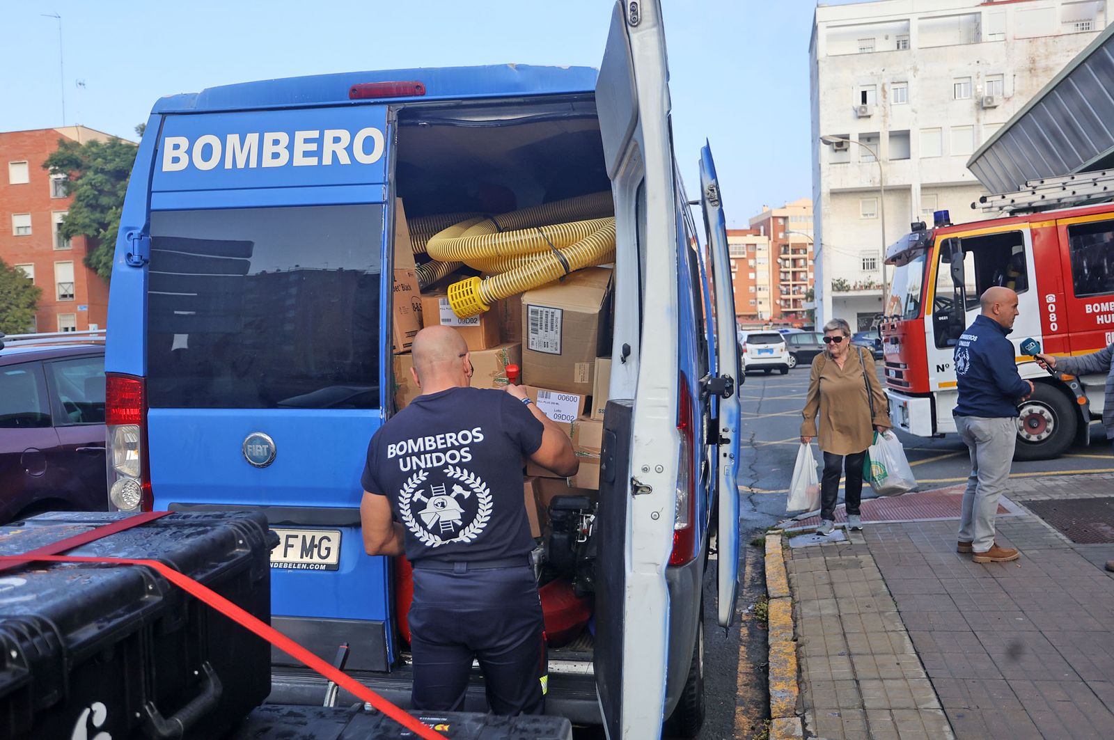 Imágenes de la partida de los bomberos de BUSF Huelva hacia Valencia