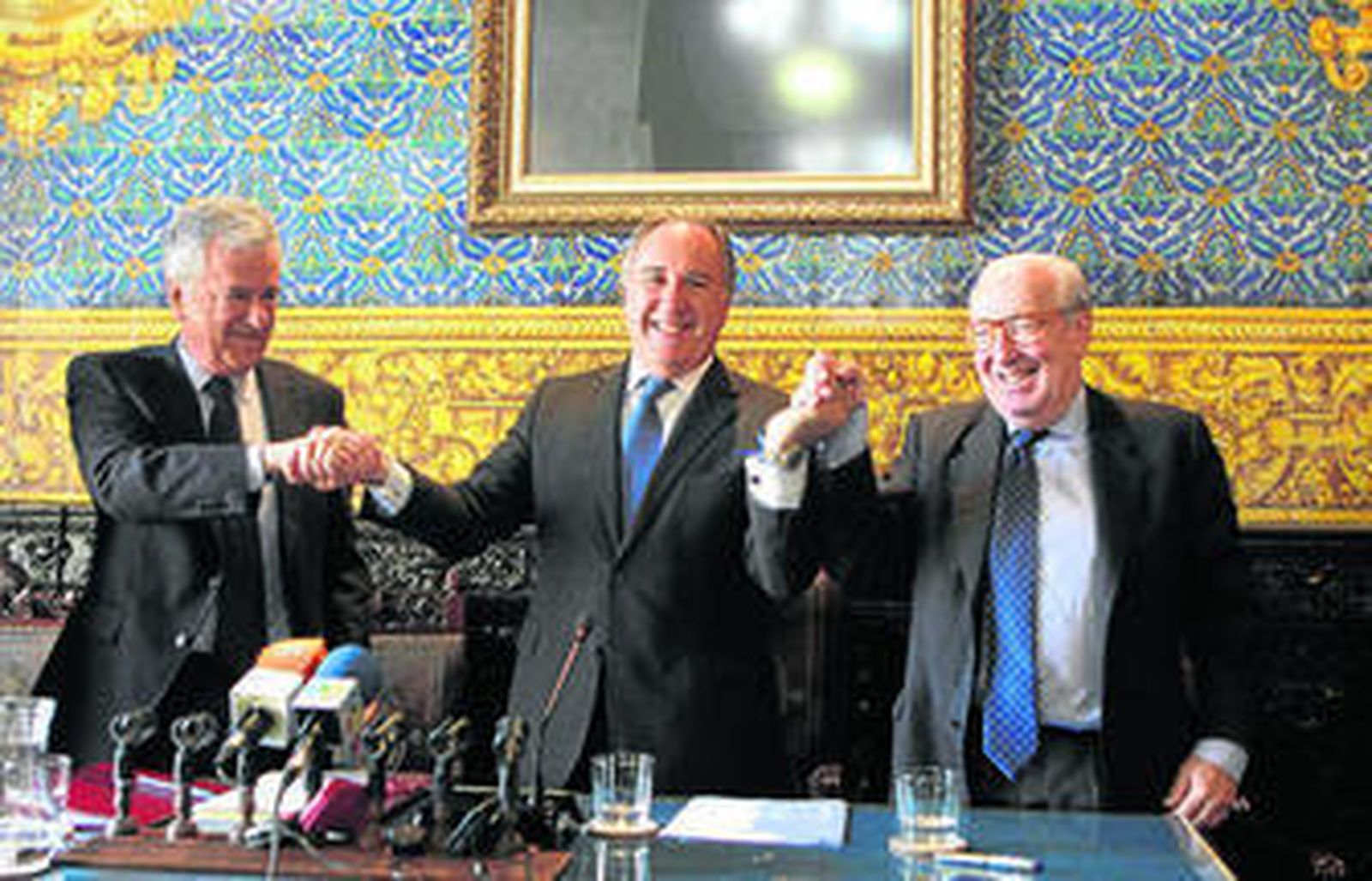 El alcalde, José Ignacio Landaluce, entre los representantes del Ministerio de Defensa en Algeciras tras rubricar el esperado convenio, ayer.