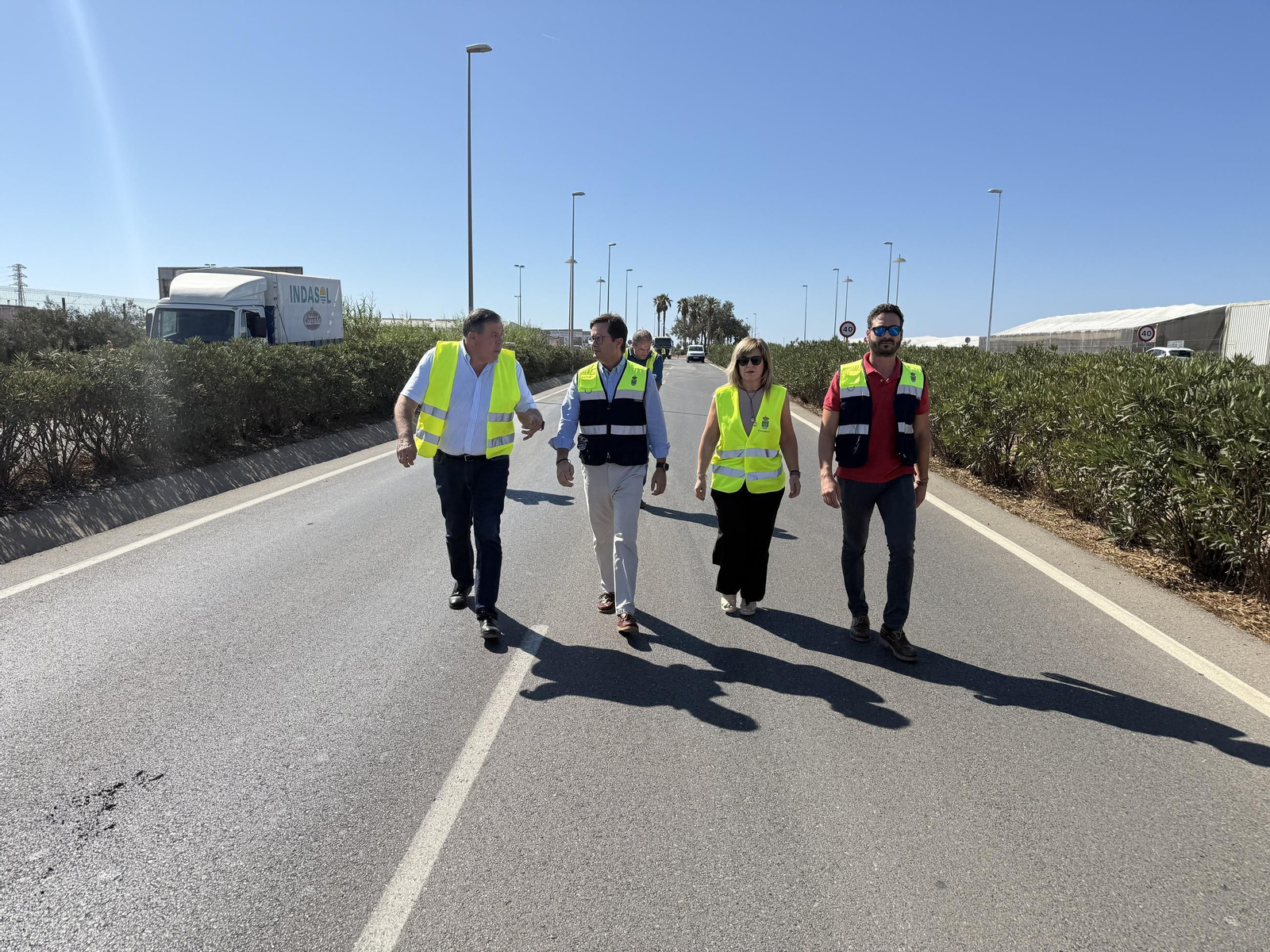 El firme de la avenida La Costa presenta nueva cara tras los trabajos de reparación.