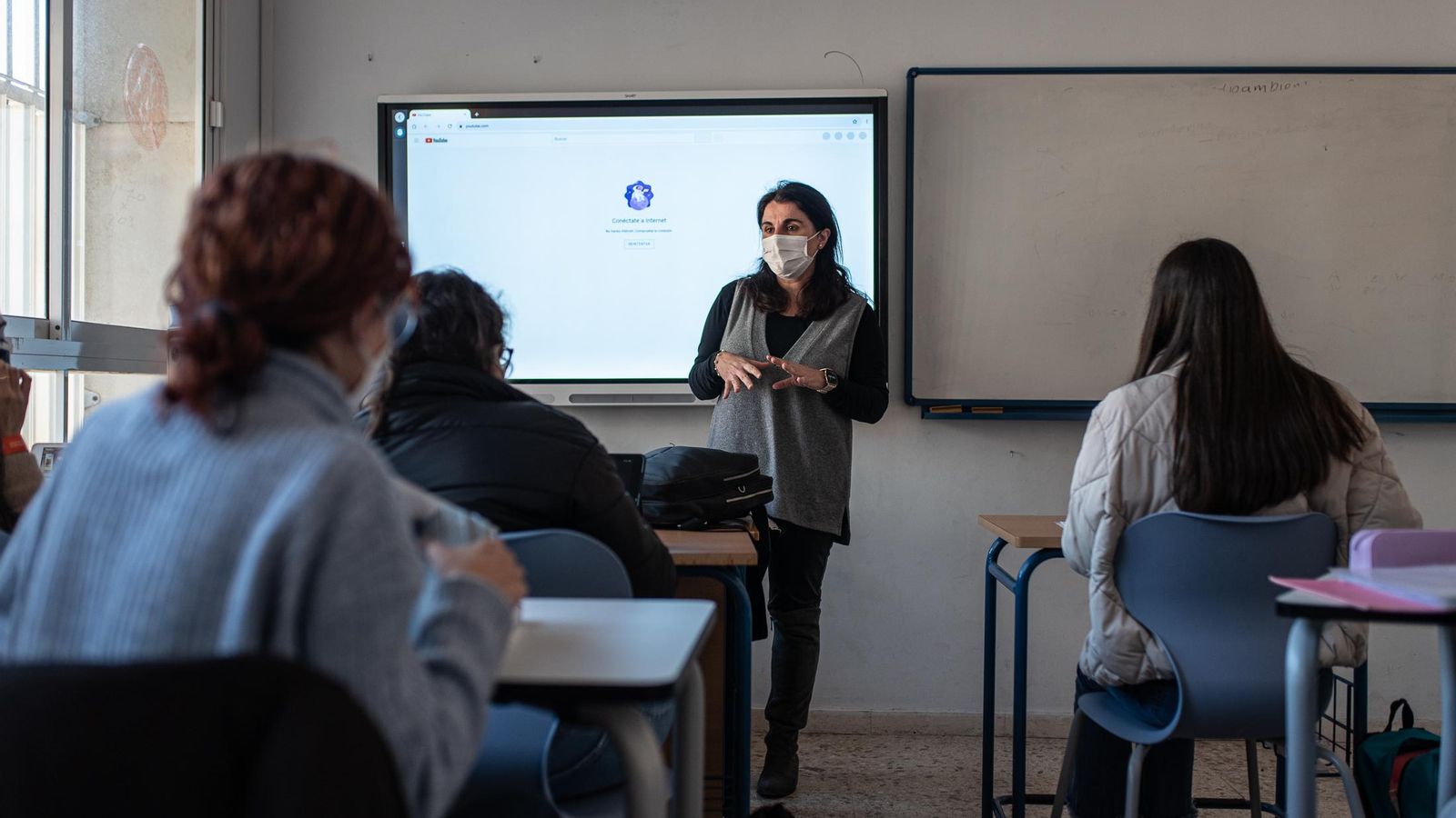Beatriz López, coordinadora de CAS, en plena clase de Inglés.