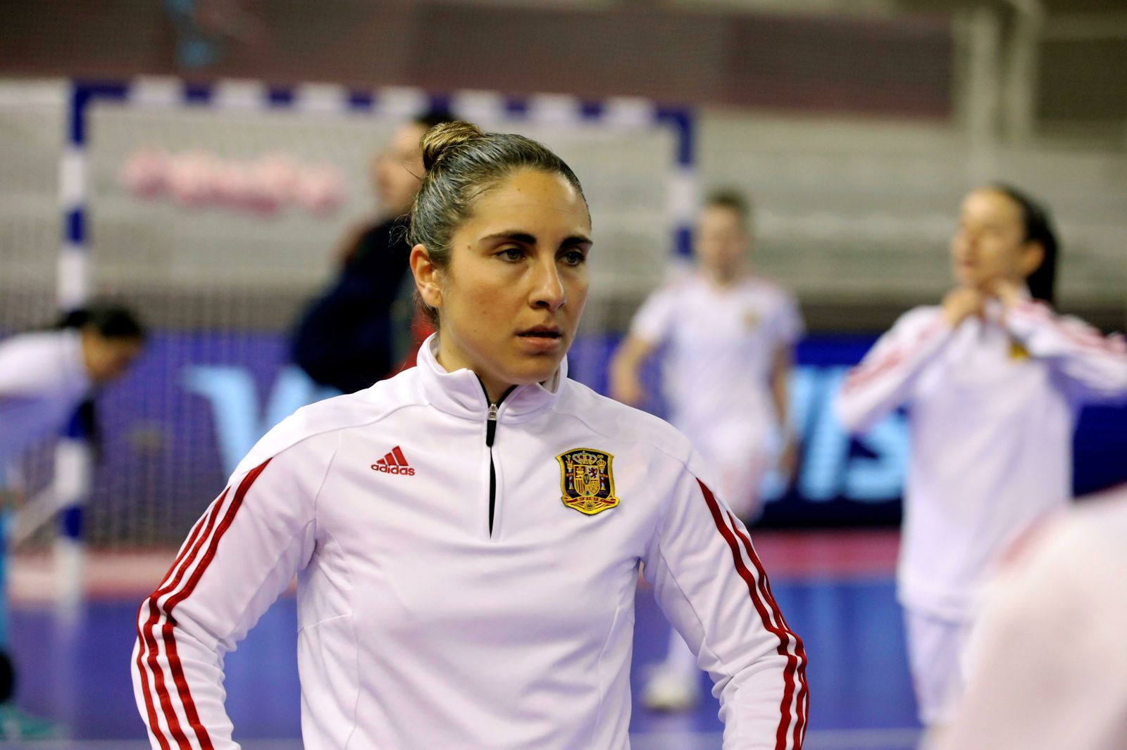 La gaditana Amelia, calentando con el chándal de la selección.