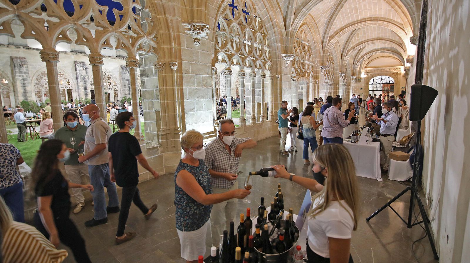 Numeroso público en los stand de las bodegas en el interior de los Claustros de Santo Domingo.