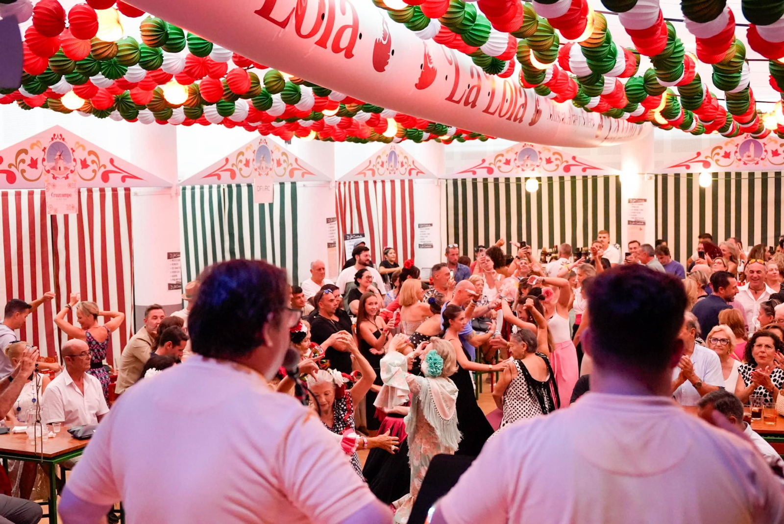 Así bailan en el concurso de sevillanas de La Lola de la fería de Almería