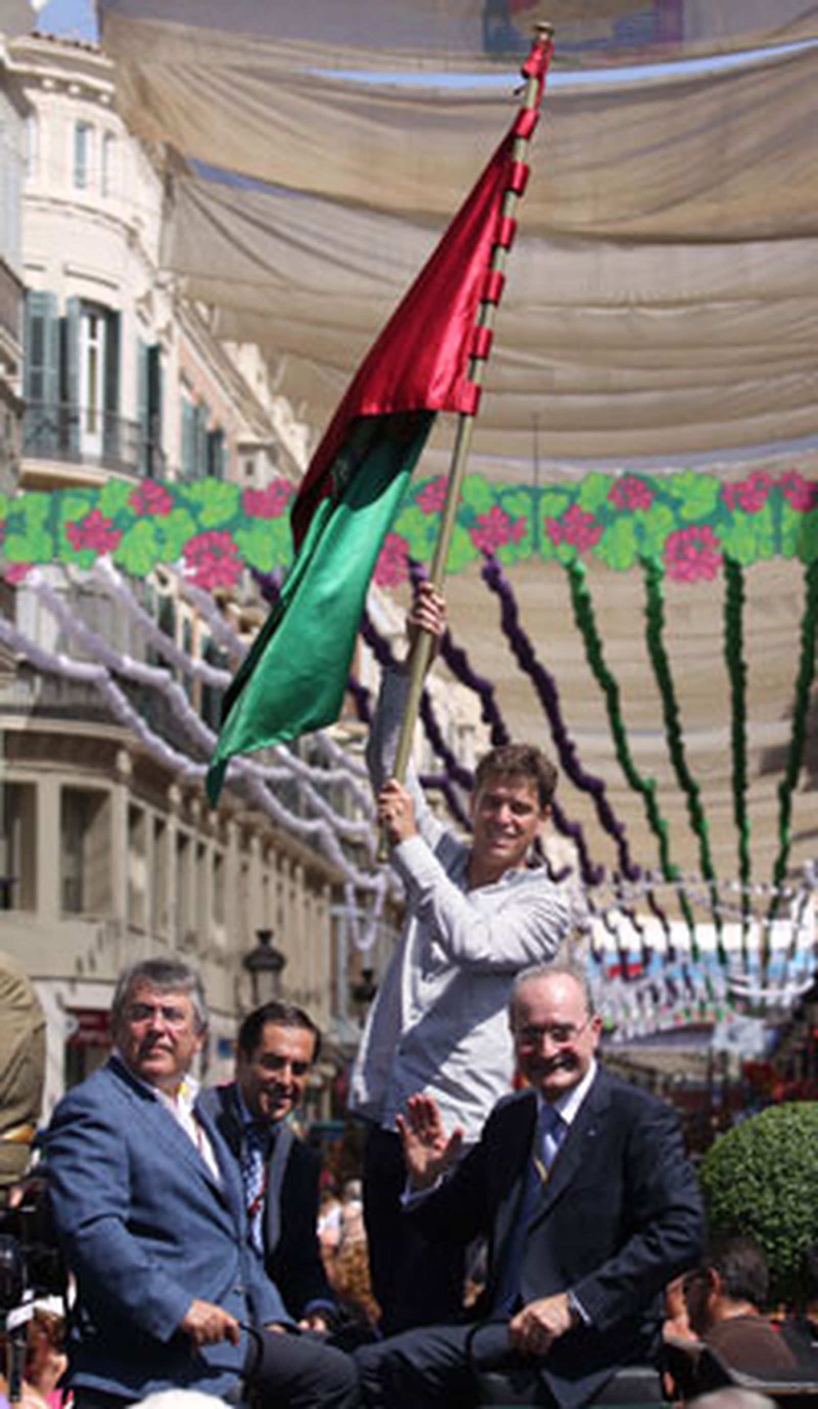 Javier Ojeda, el abanderado de la feria, en un carruaje junto con el Alcalde de Málaga, el Concejal de Cultura y el Presidente de la Asociación del Centro Histórico,iza la bandera de Málaga en la Plaza del Marqués de Larios.
FOTO: Migue Fernández