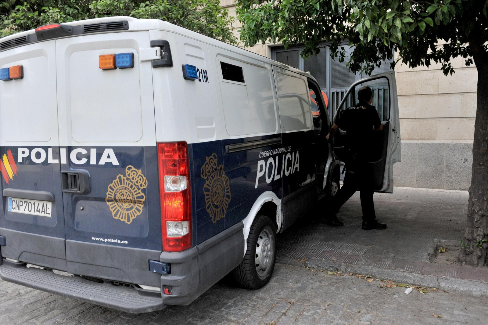 Un furgón de la Policía Nacional en los juzgados de Sevilla.