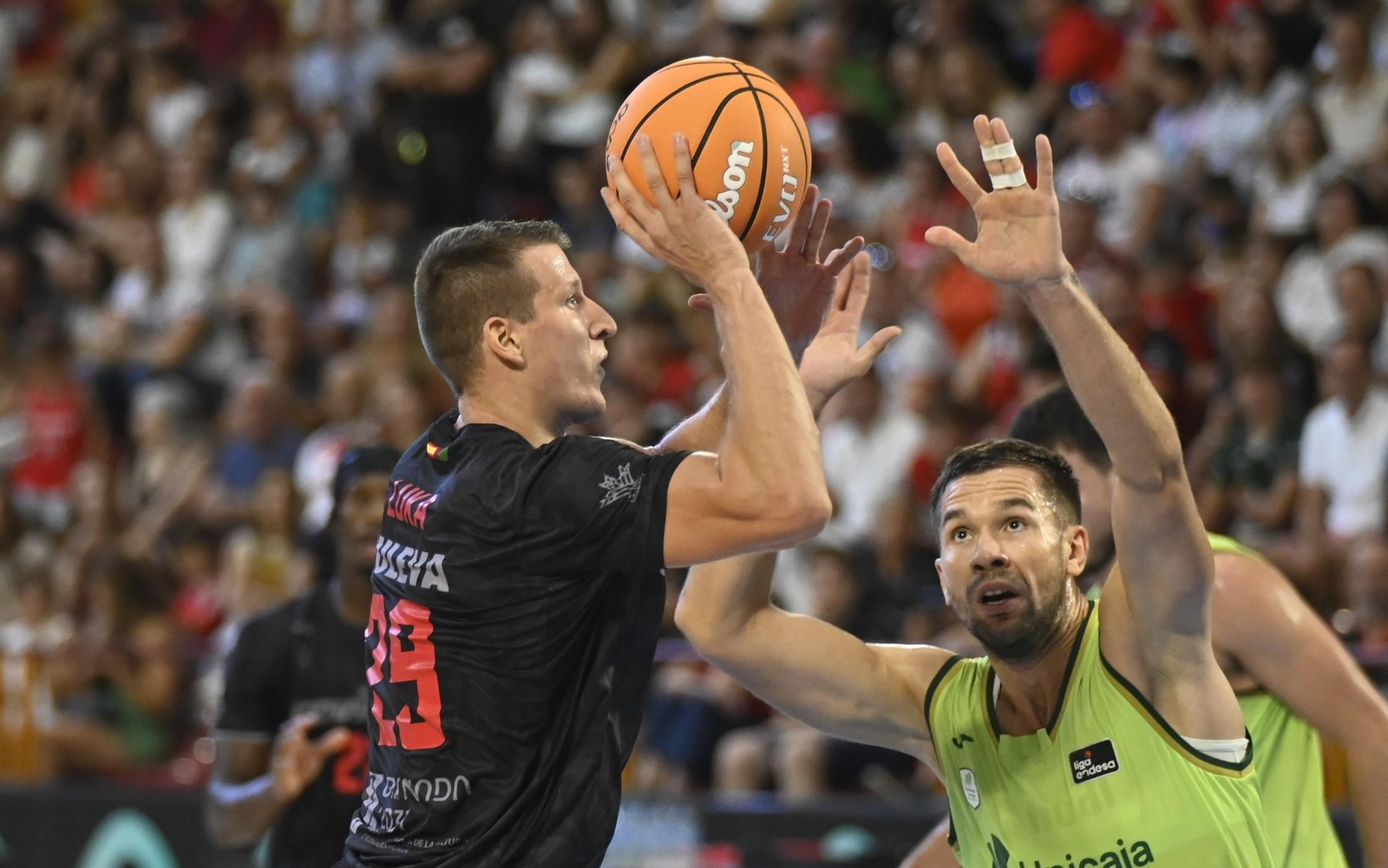 Las mejores fotos del ambiente en Vista Alegre para el Unicaja - Covirán Granada de la Copa de Andalucía de baloncesto