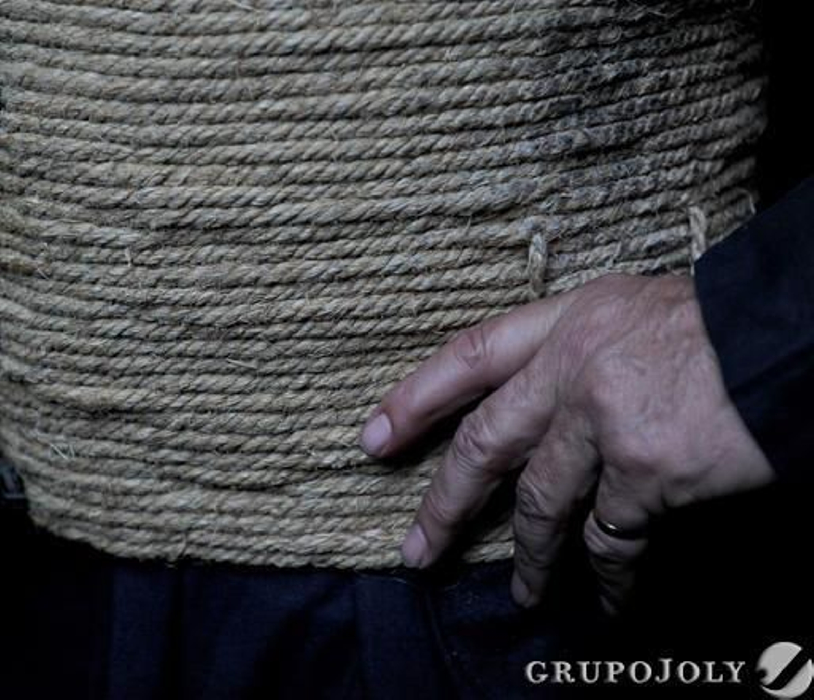 Detalle del fajín de un nazareno de la Hermandad del Amor.

Foto: Juan Carlos Vazquez
