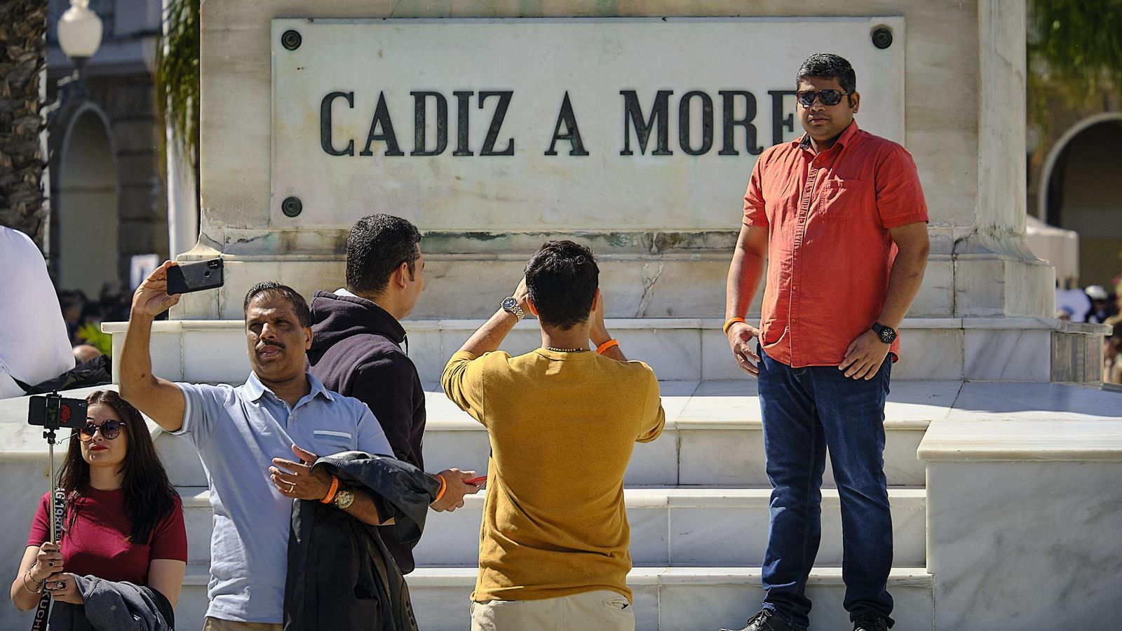 Un grupo de tripulantes o trabajadores aprovechan para hacer algo de turismo