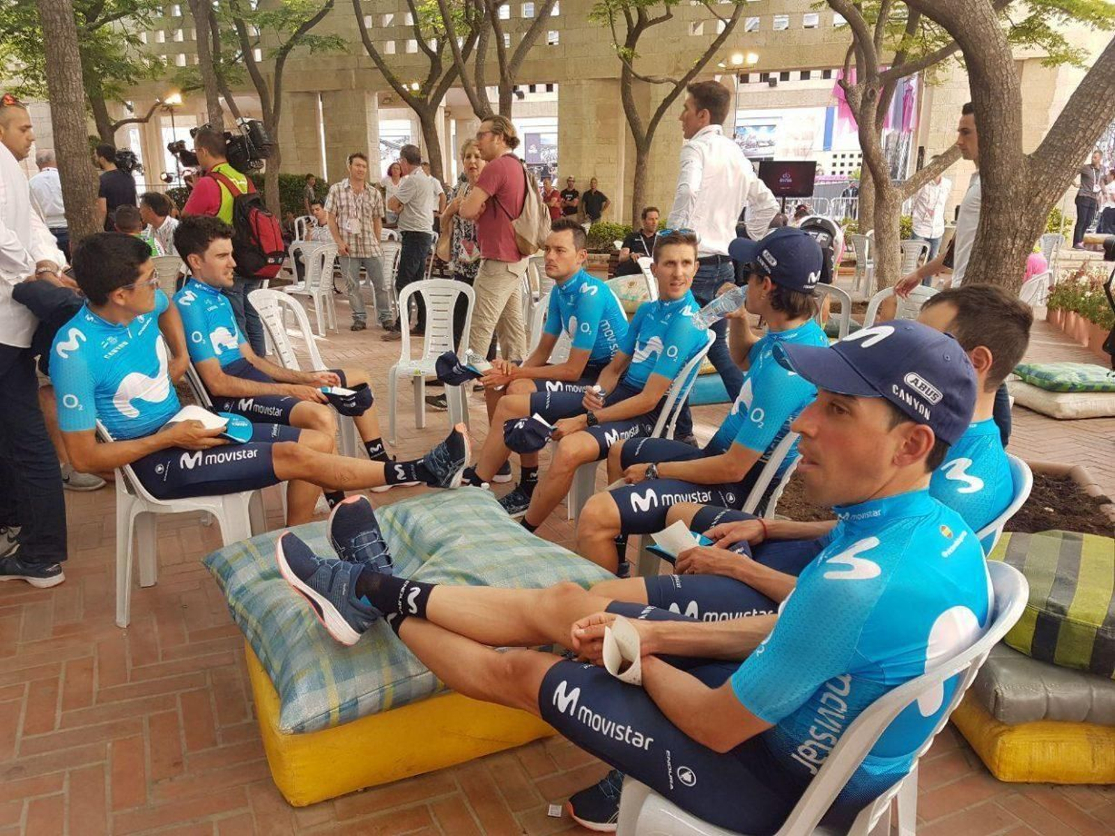 Los integrantes de la escuadra española Movistar esperan el momento de la presentación del Giro en Jeresulén.