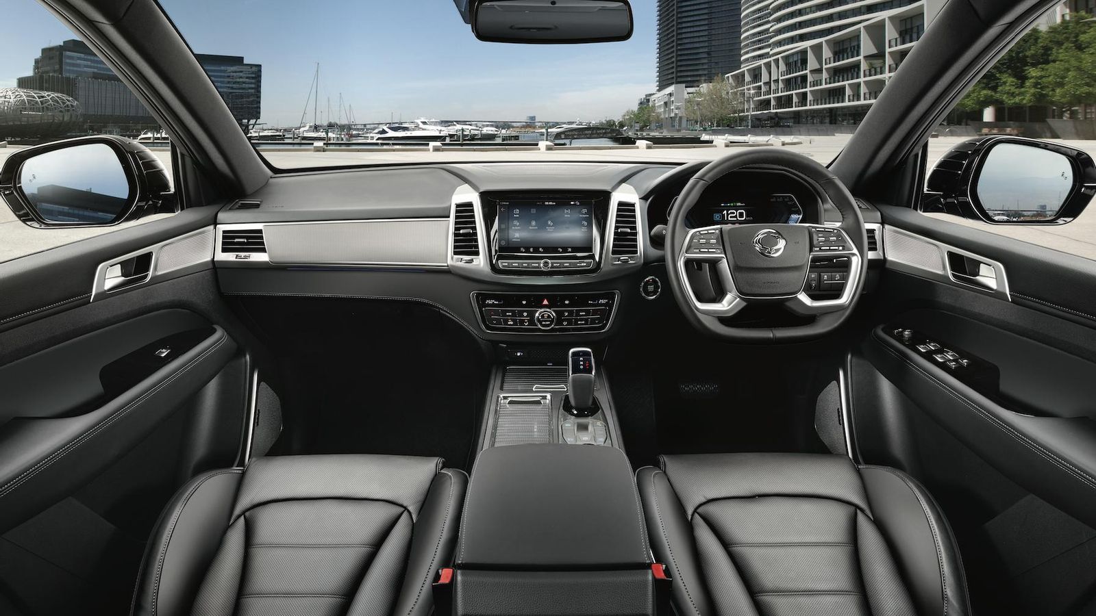 Los mayores cambios en el habitáculo se concentran en la nueva instrumentación y palanca del cambio.