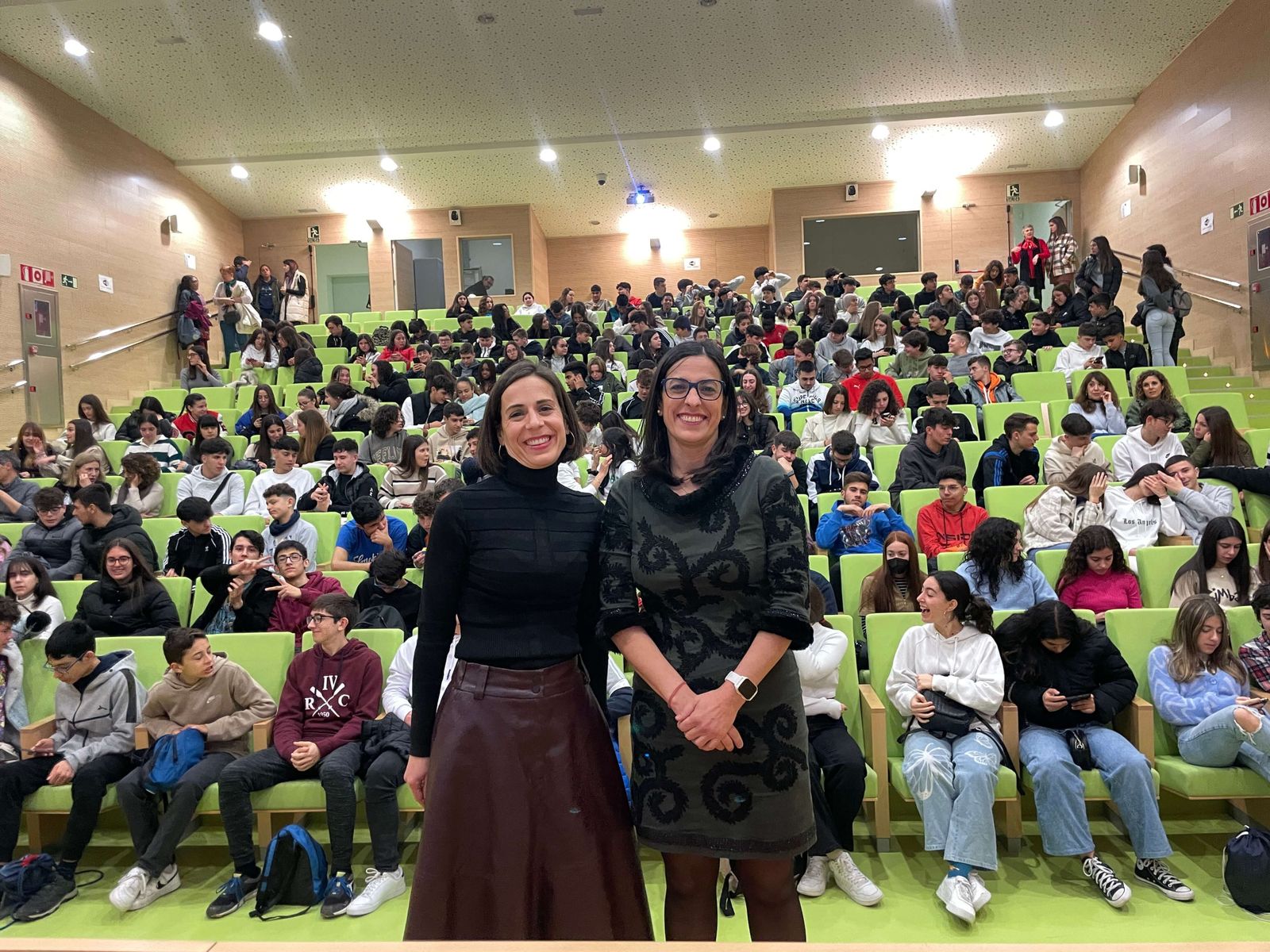 Margarita Cobos y Alejandra Carreño, con los estudiantes en la Sala Pitágoras.