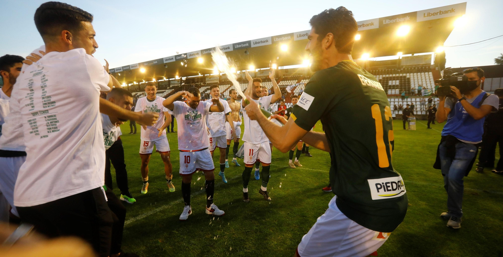 Bernardo Cruz descorcha una botella de champán para celebrar el ascenso del Córdoba CF.