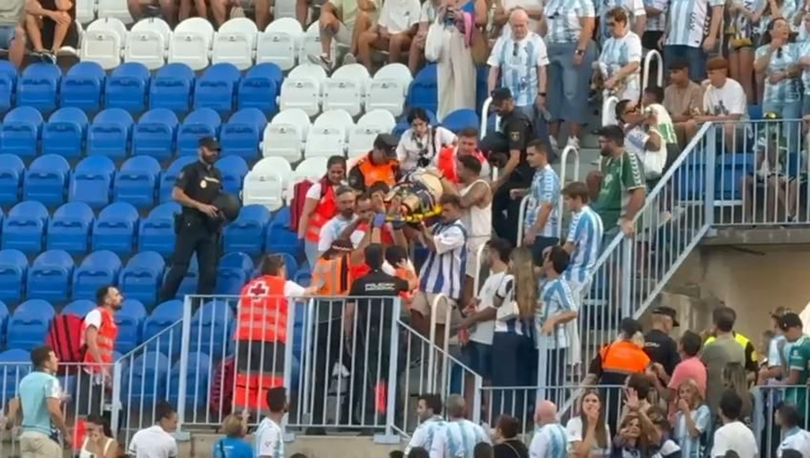 Una emergencia sanitaria detuvo el Málaga CF-Real Betis durante 20 minutos