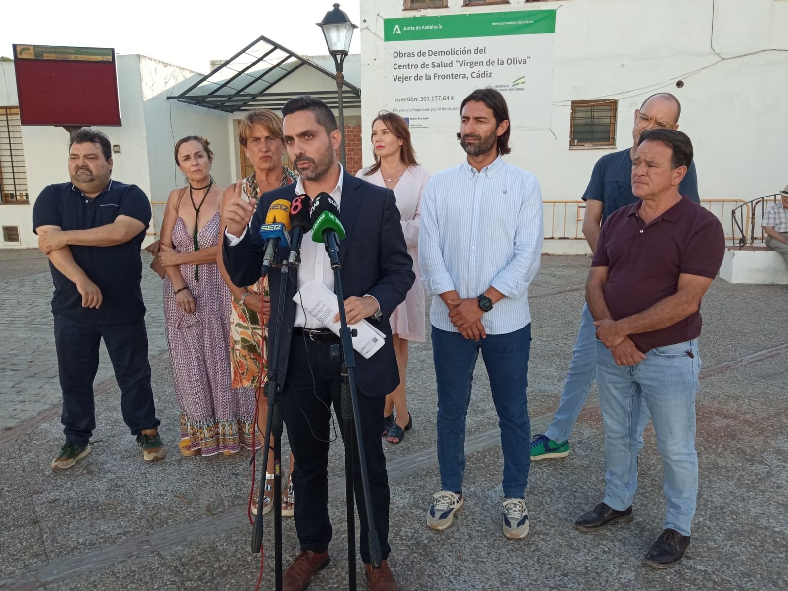 El alcalde comunicó su decisión ante el edificio que acogía el centro de salud de la localidad.