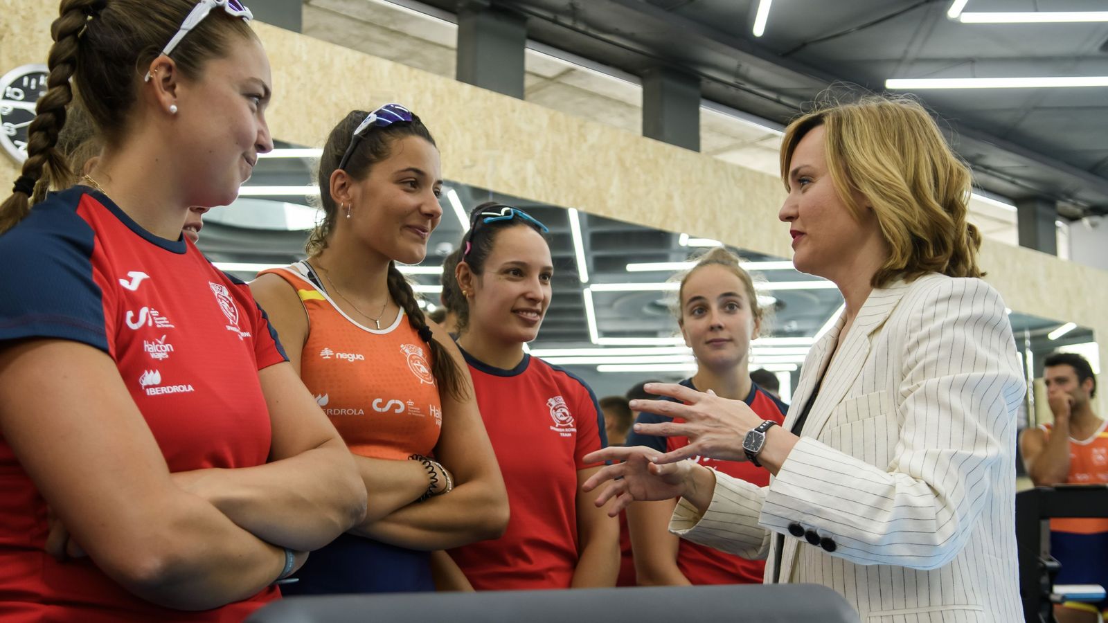 Pilar Alegría conversa con miembros del equipo nacional de remo.