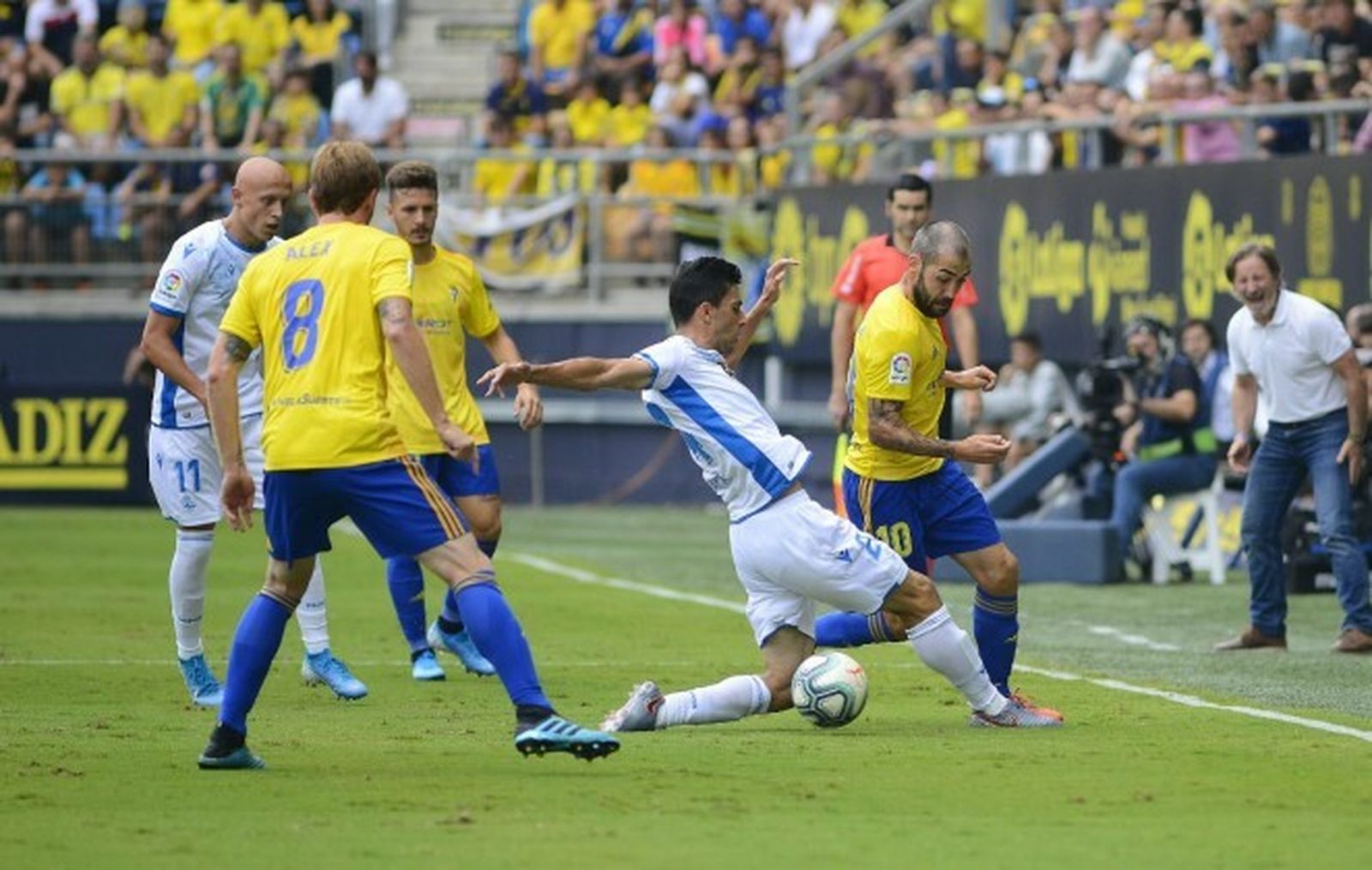 Perea intenta desbordar por la banda.