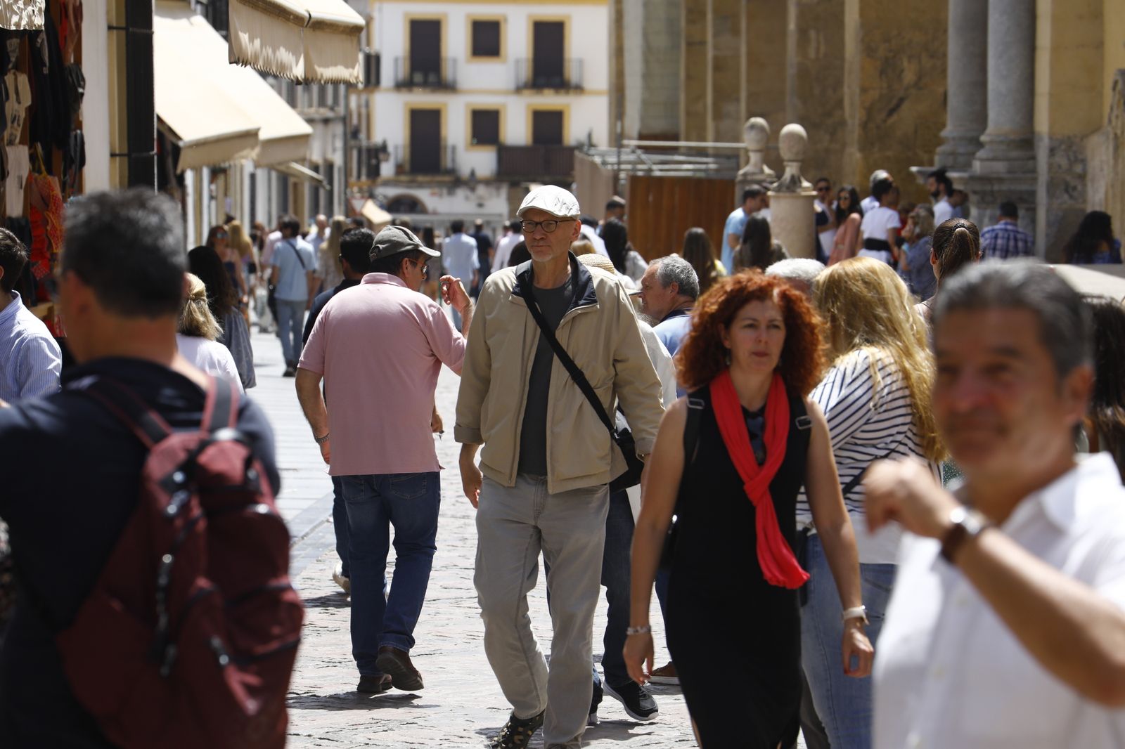 Los turistas abarrotan las calles y Las Cruces de Córdoba, en imágenes