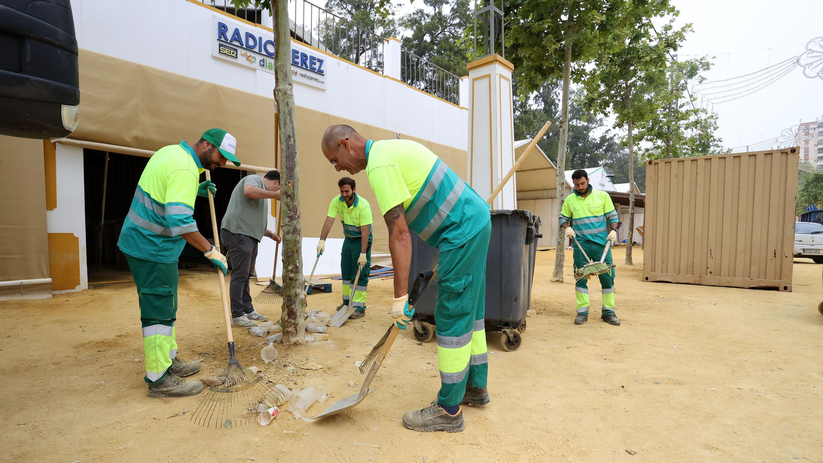 Continúan los trabajos de recogida en la Feria de Jerez 2024 Continúan los trabajos de recogida en la Feria de Jerez 2024