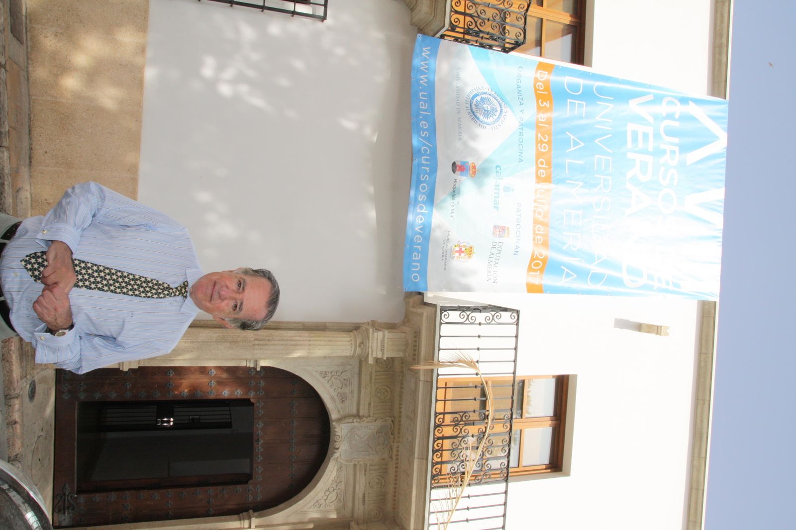 El psiquiatra Enrique Rojas en la Puerta de la Casa de los Puche, sede del curso.