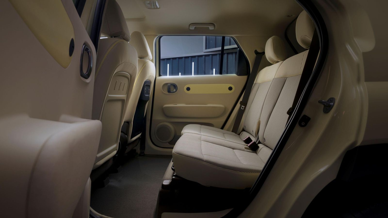 El espacio longitudinal es enorme y, además, puede regularse mediante el deslizamiento de las dos partes que conforman el asiento trasero.