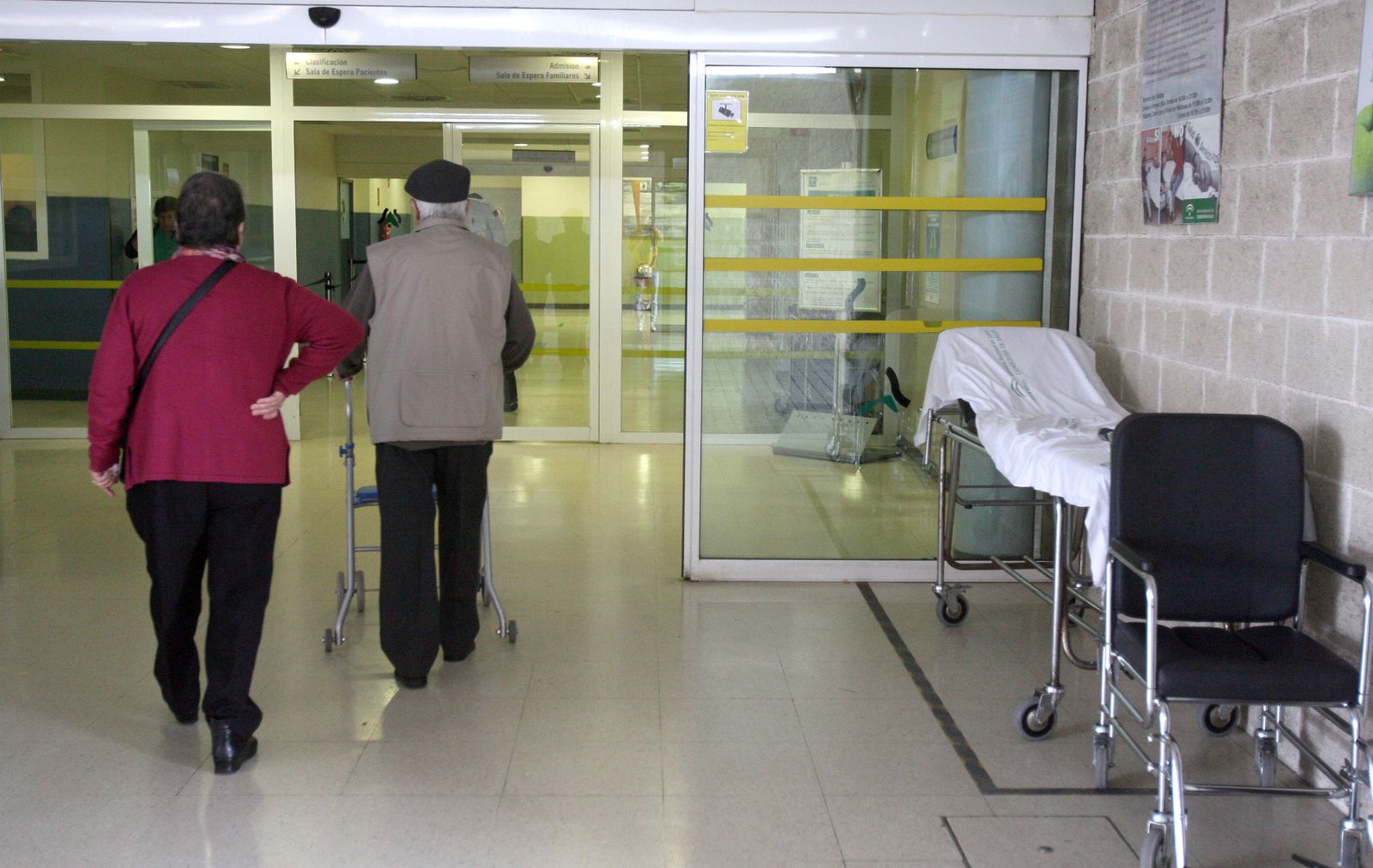 Acceso al área de Urgencias en el hospital Juan Ramón Jiménez en una imagen de archivo.