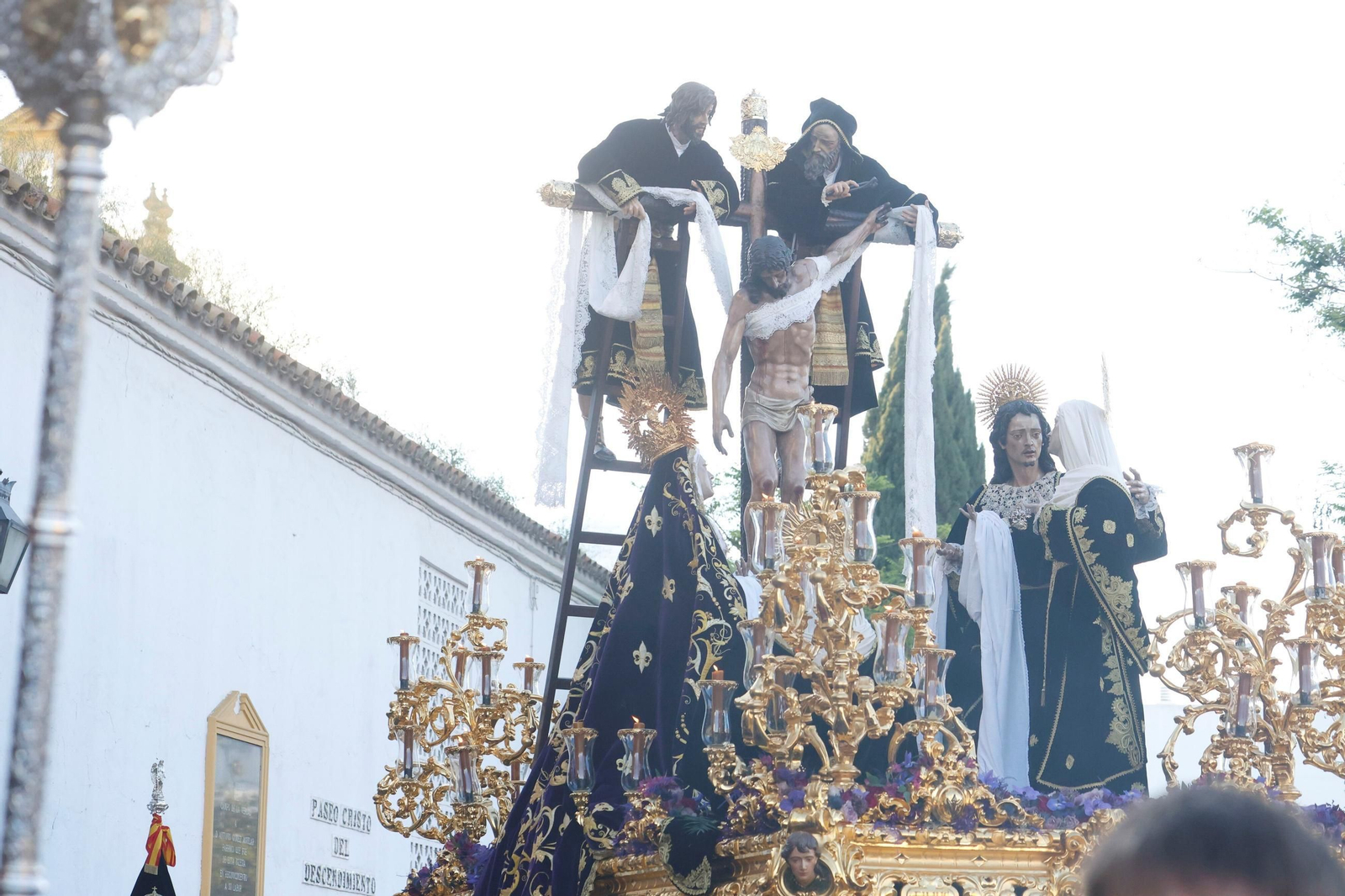 La procesión del Descendimiento en este Viernes Santo de Córdoba, en imágenes