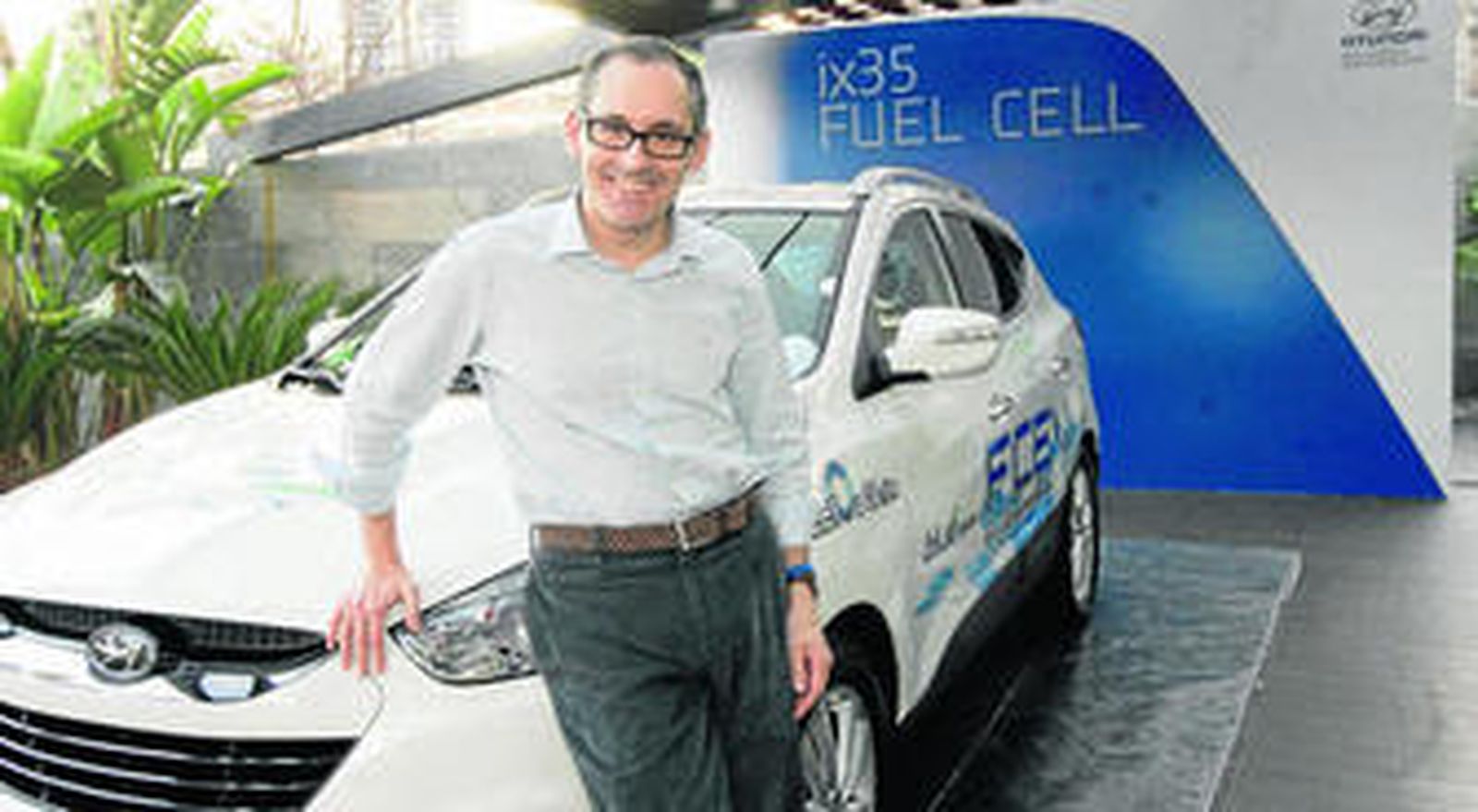 Diego Gutiérrez-Colomer, en Córdoba, junto al nuevo Hyundai IX35.