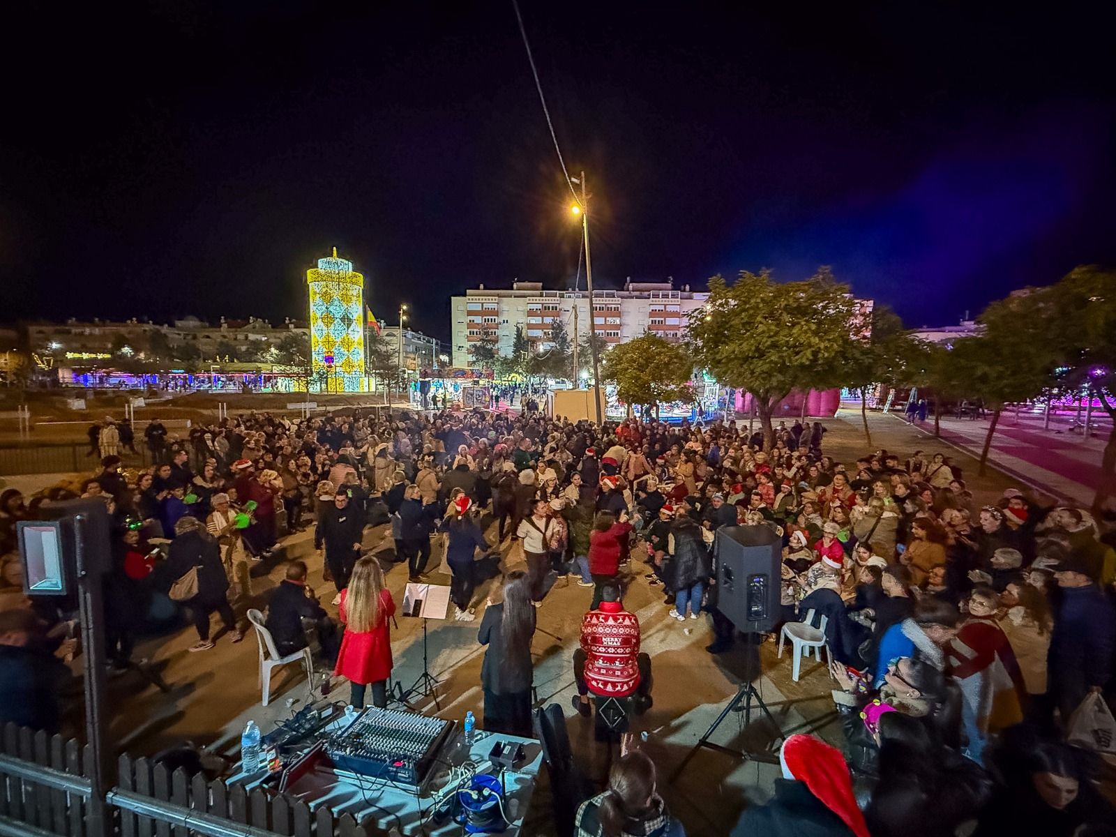 Cientos de personas en el Encuentro Navideño.