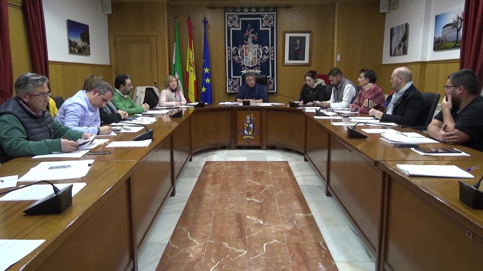 Pleno del Ayuntamiento de Hinojosa del Duque donde se designaron las medallas de 2023.