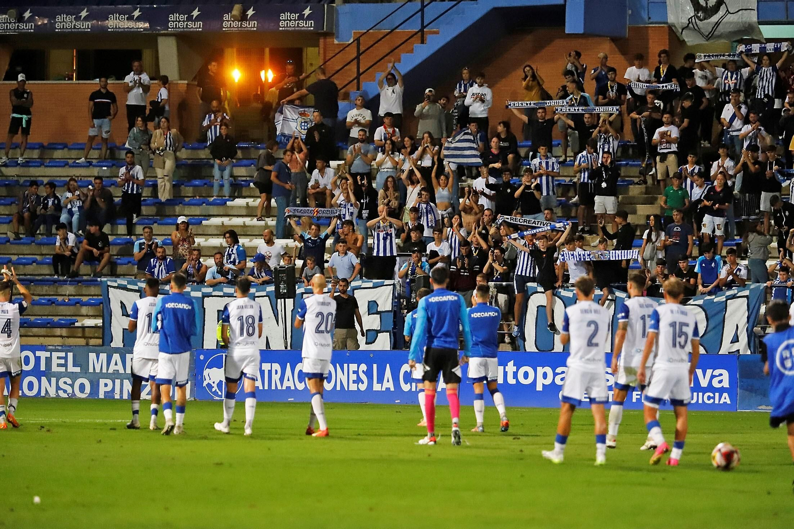 Afición y jugadores en el partido entre el Recre y el Castellón. Afición y jugadores en el partido entre el Recre y el Castellón.