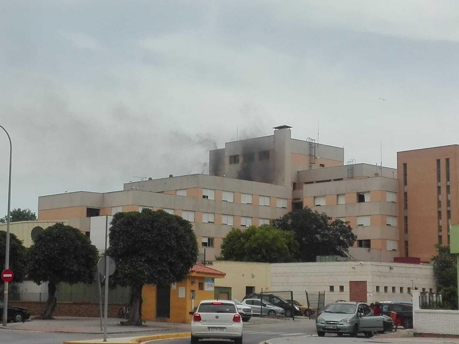 El incendio en el antiguo hospital de La Línea.