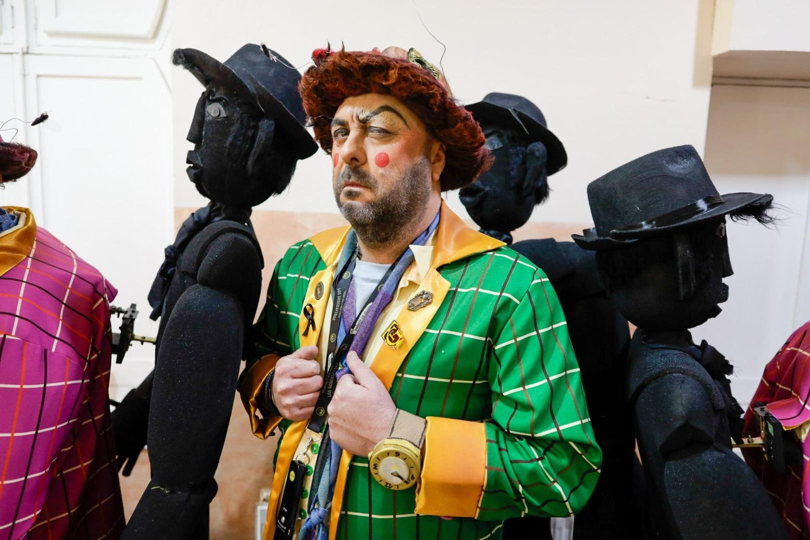 Julio Alvárez, en los camerinos del Teatro Falla, antes de cantar con la chirigota 'Piensa mal y acertarás'.