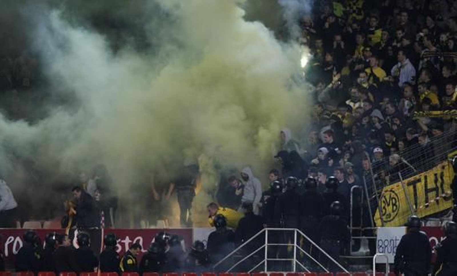El Sevilla pasa a la siguiente ronda de la Liga Europa tras empatar 2-2 con el Borussia Dortmund. / Antonio Pizarro