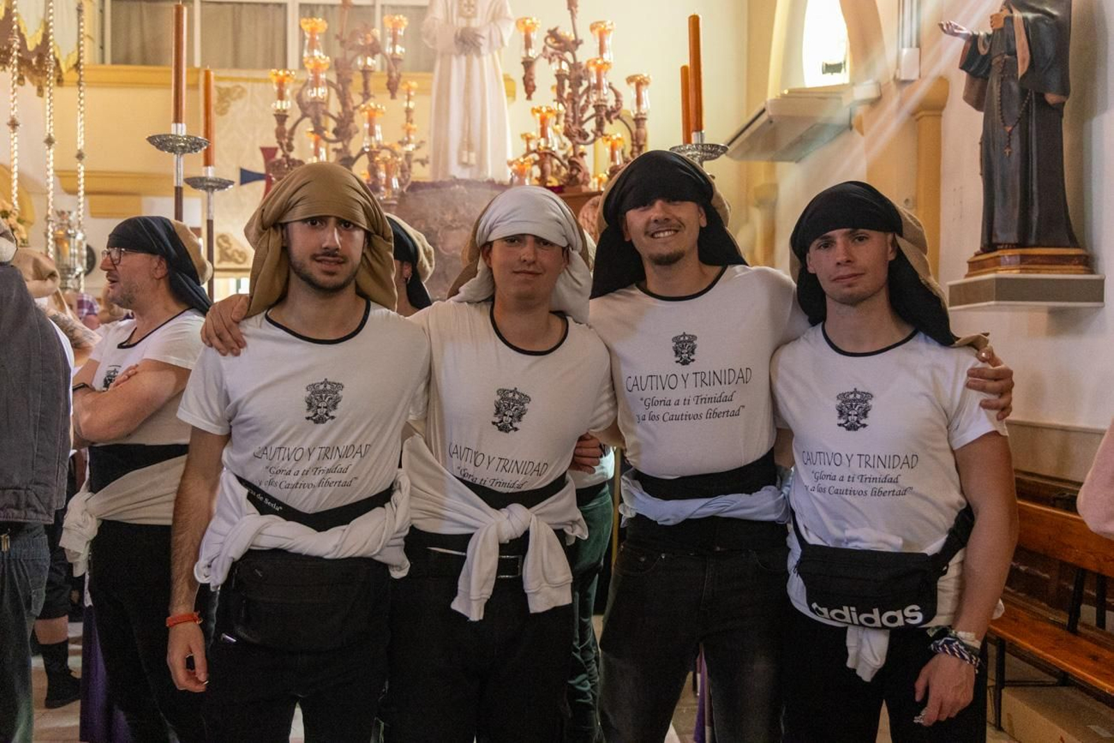 El Miércoles Santo inicia la tarde con los nazarenos trinitarios del barrio de Santa Isabel