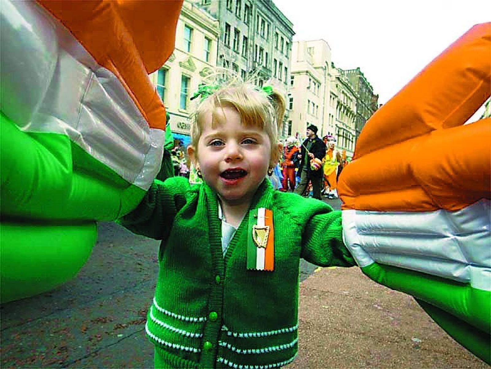 Una niña celebra el día de San Patricio en Belfast, Irlanda.