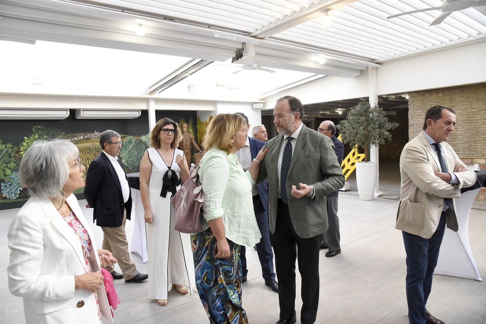 El presidente de Caja Rural del Sur conversando con representantes de las cooperativas financieras de Portugal.
